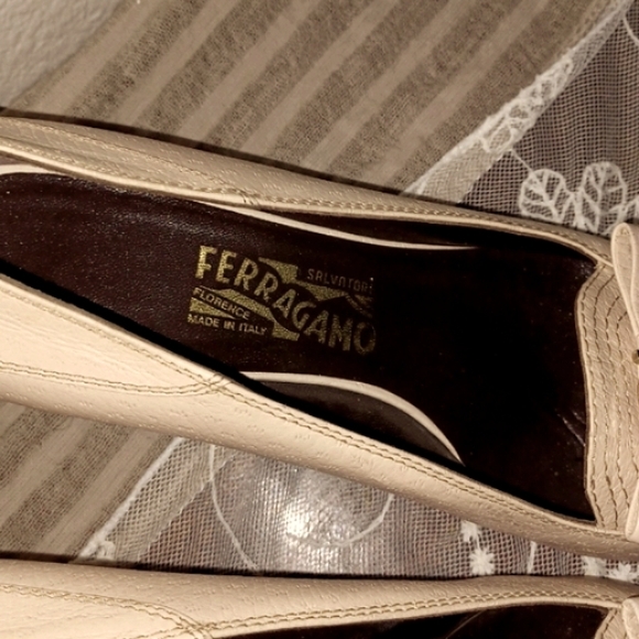 Salvatore Ferragamo pre-loved pumps - Picture 3 of 13